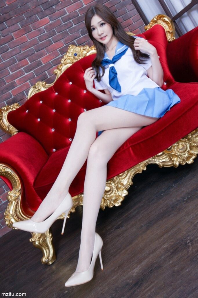 成熟迷人的美少妇，美腿纤细白皙真性感-灰麻雀