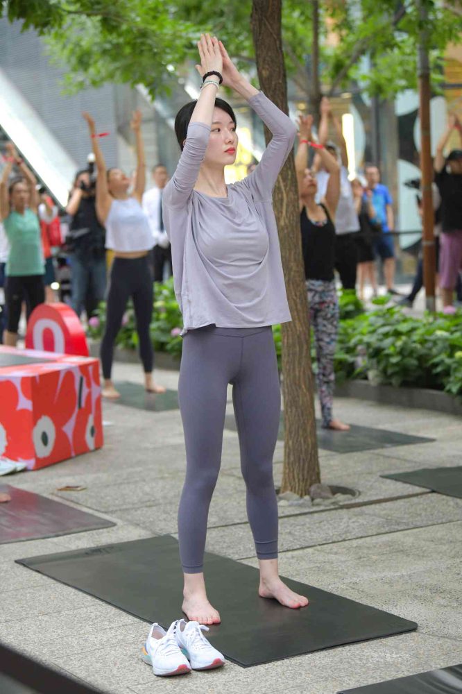 做瑜伽的小女人【75P】04023-灰麻雀