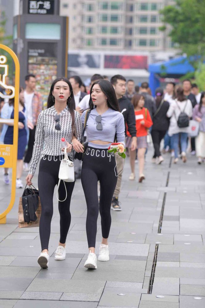 【免费】逛街的两个瑜伽裤姑娘【40P】04030-灰麻雀