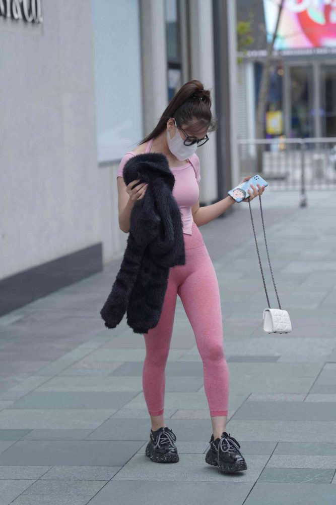 粉红色瑜伽裤的眼镜妹妹【93P】04019-灰麻雀