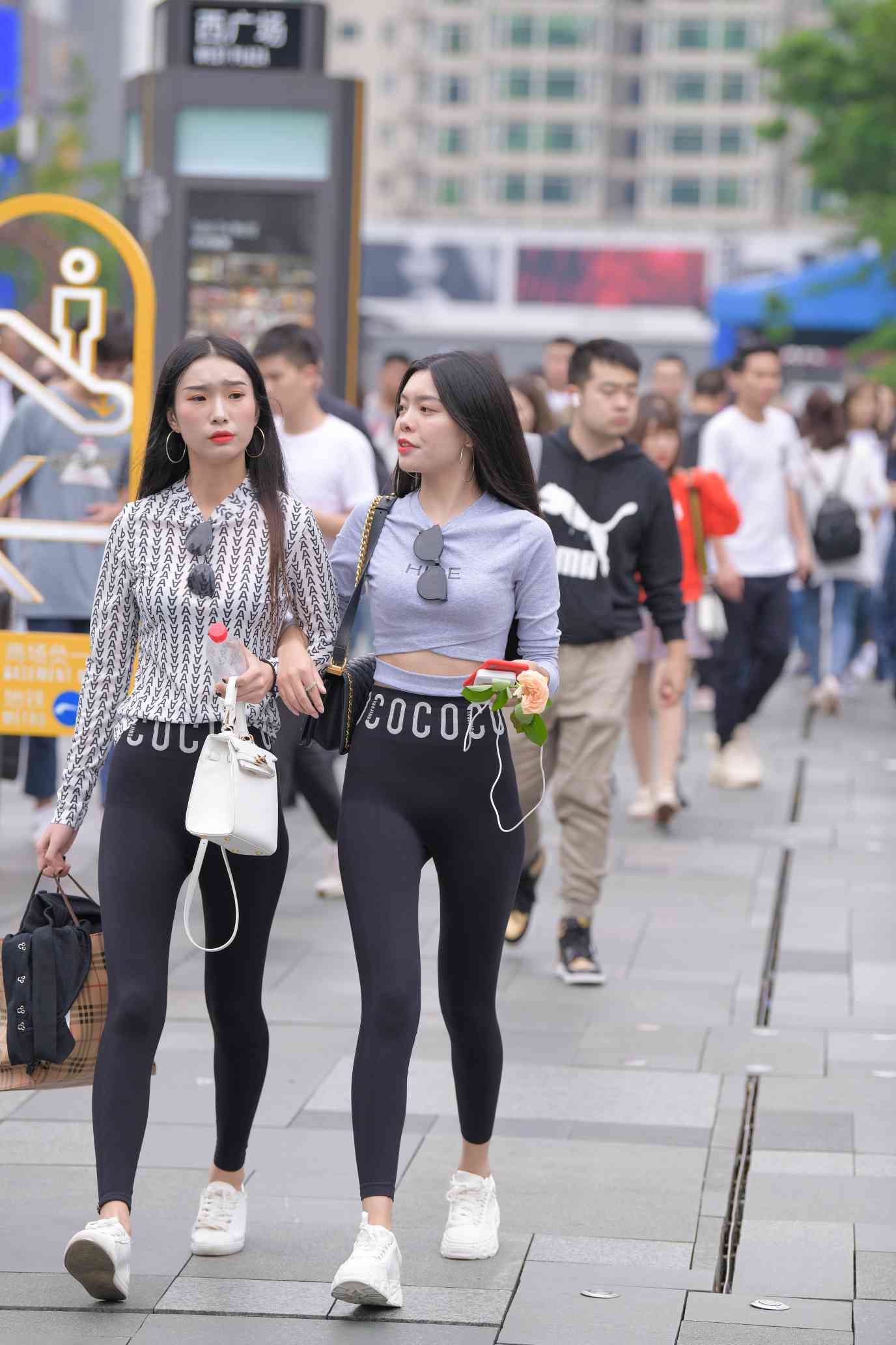 图片[2]-【免费】逛街的两个瑜伽裤姑娘【40P】04030-灰麻雀
