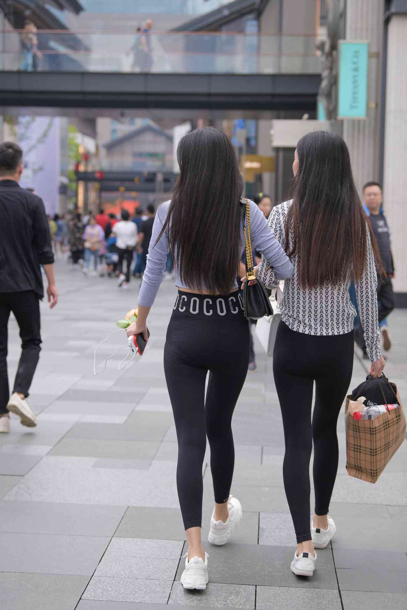 图片[3]-【免费】逛街的两个瑜伽裤姑娘【40P】04030-灰麻雀