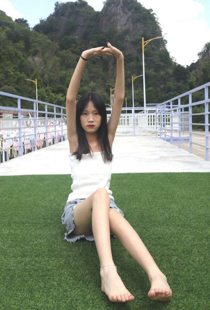 坐在草地上的长发女孩【172P】20012-灰麻雀