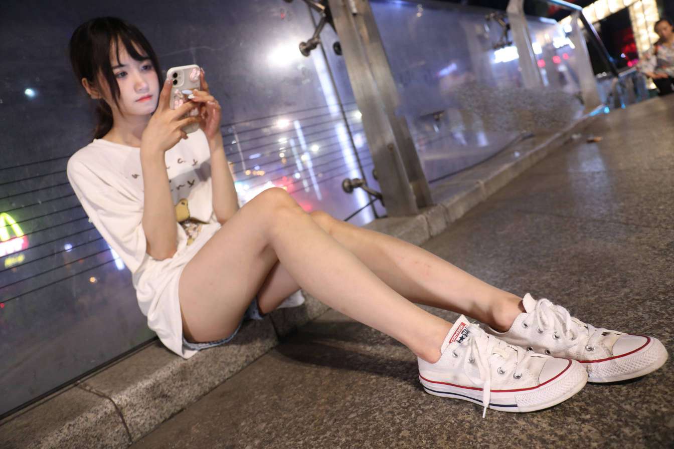 图片[3]-KTV里唱歌的长腿帆布鞋女孩【102P】20015-灰麻雀