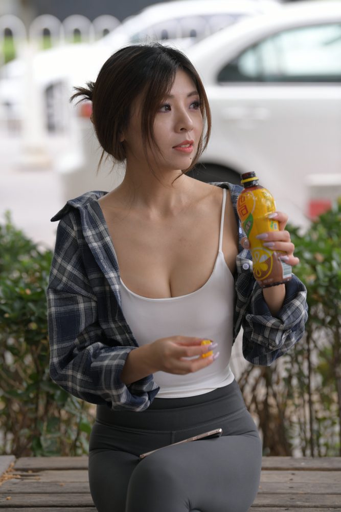 喝饮料的瑜伽裤女孩J2242 383P1V-17.5GB-灰麻雀