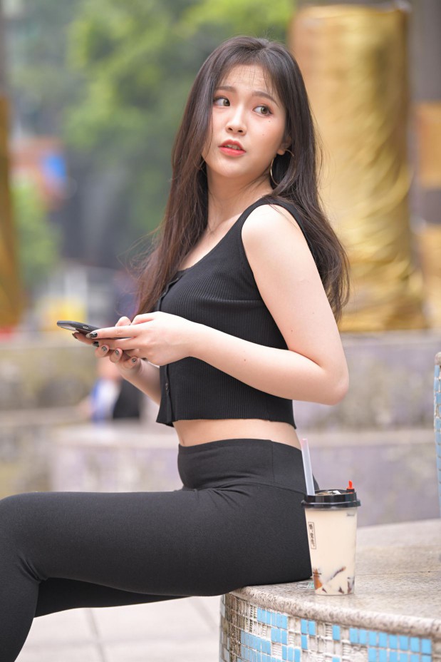 图片[1]-喝奶茶的黑色瑜伽裤长发姑娘【376P】00055-灰麻雀