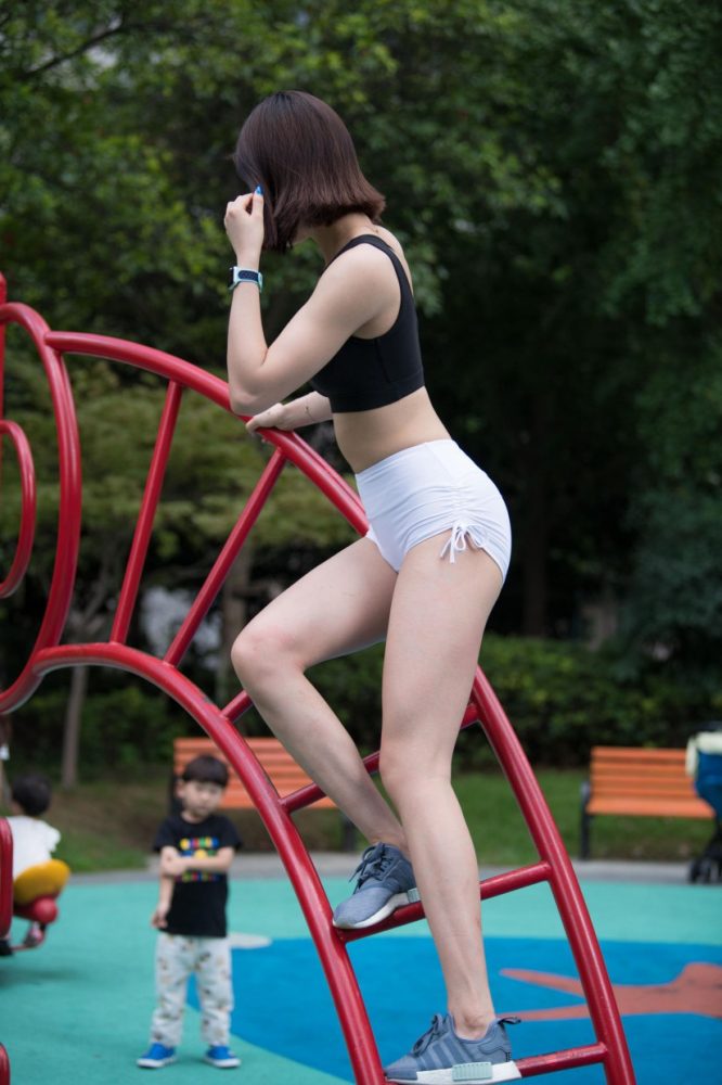 在户外玩耍的白色短裤漂亮姑娘【239P】00061-灰麻雀