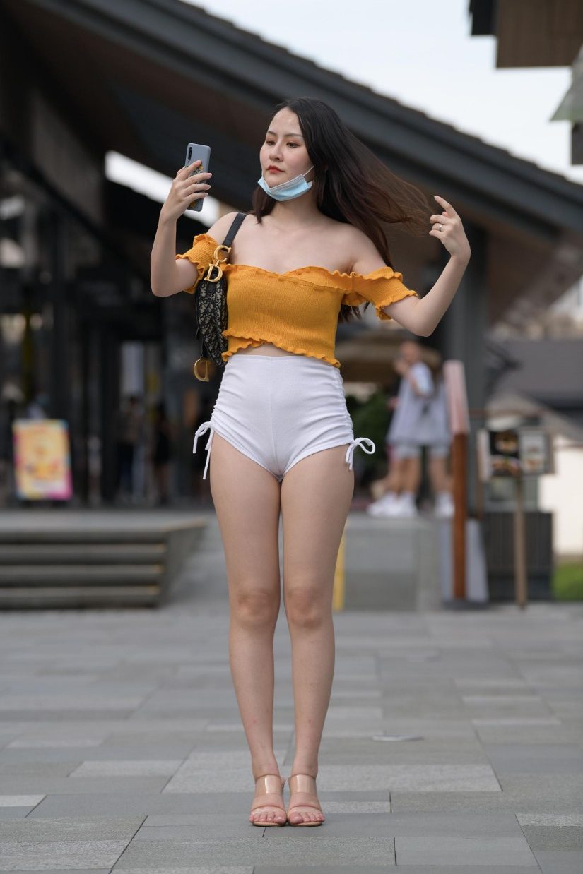 图片[1]-高腰白色短裤的漂亮女孩【767P】00065-灰麻雀