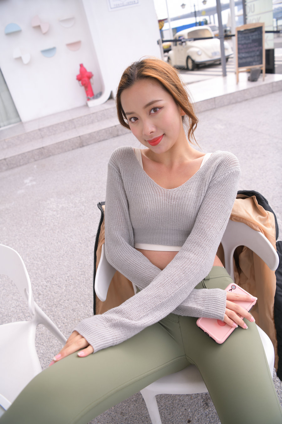 图片[2]-非常可爱的瑜伽裤女孩坐在凳子上 J1520 998P1V-26.5GB-灰麻雀