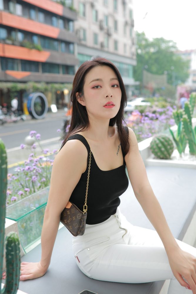 图片[1]-非常漂亮的白色紧身裤女孩J2055 895P2V-24.5GB-灰麻雀
