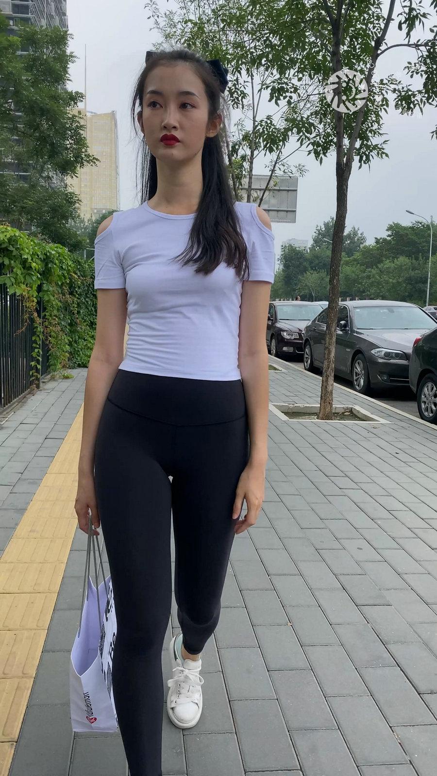 图片[1]-黑色瑜伽裤逛街的女孩J4000 MP4-7.76GB-灰麻雀