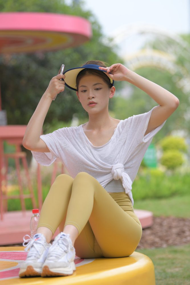 戴着遮阳帽的瑜伽裤女孩J2965 796P1V-27.1GB-灰麻雀