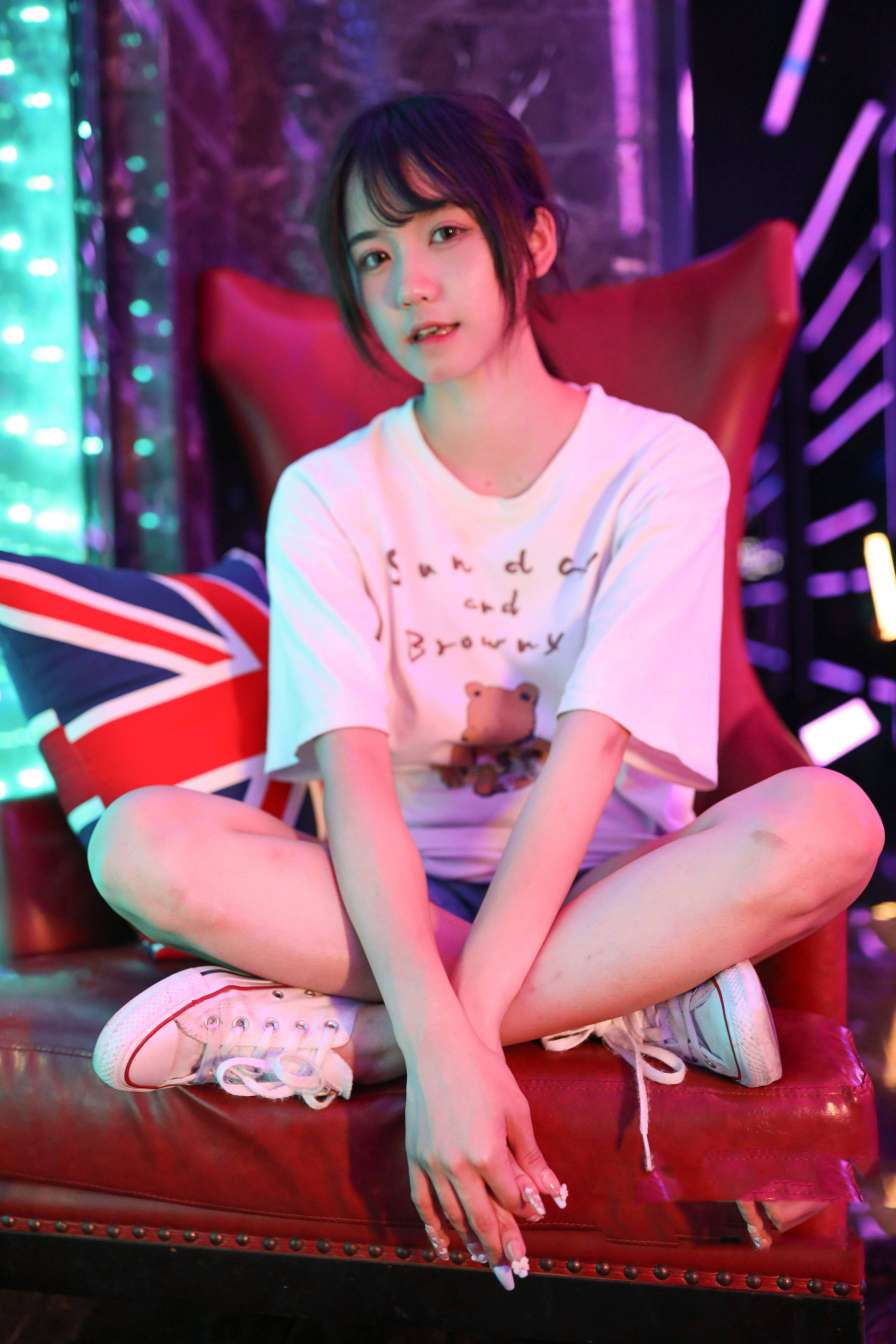 图片[2]-KTV里唱歌的长腿帆布鞋女孩【102P】20015-灰麻雀