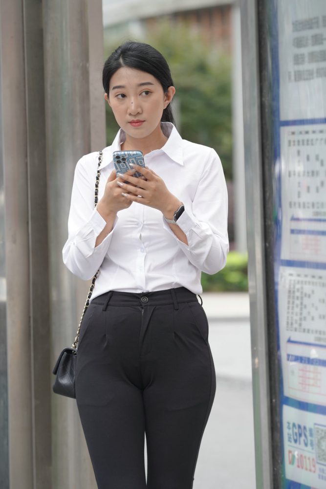 图片[3]-等公交的制服女人J2130 976P2V-29.5GB-灰麻雀