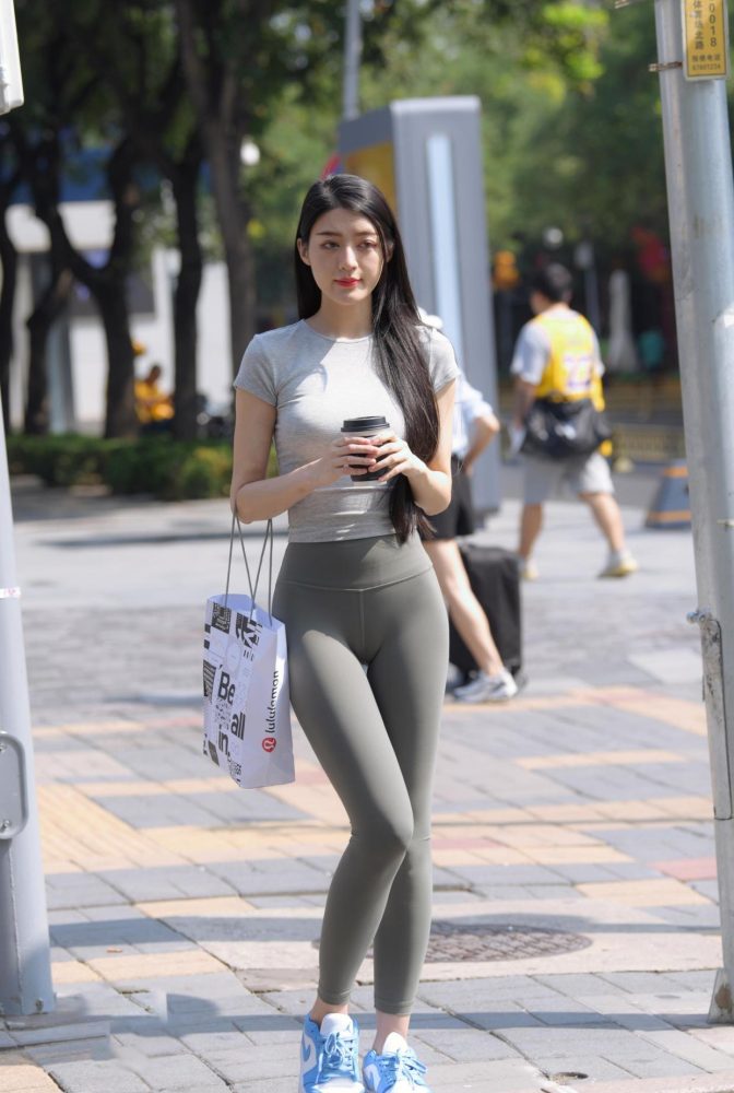 在外面逛街的瑜伽裤女孩J2240 449P1V-16.7GB-灰麻雀