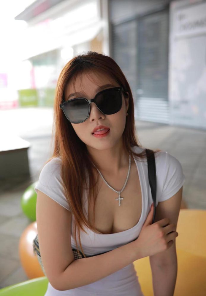 看上去拽拽的瑜伽裤女孩 J1695 425P1V-14.0GB-灰麻雀