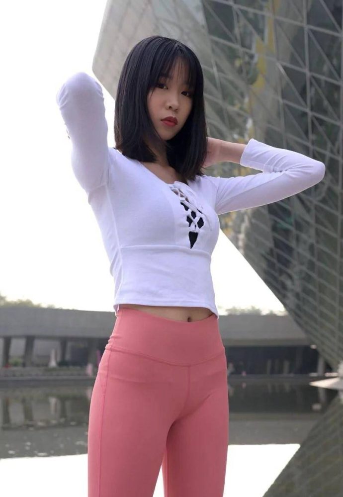 粉色瑜伽裤年轻女孩 J1311 417P17V-14.9GB-灰麻雀