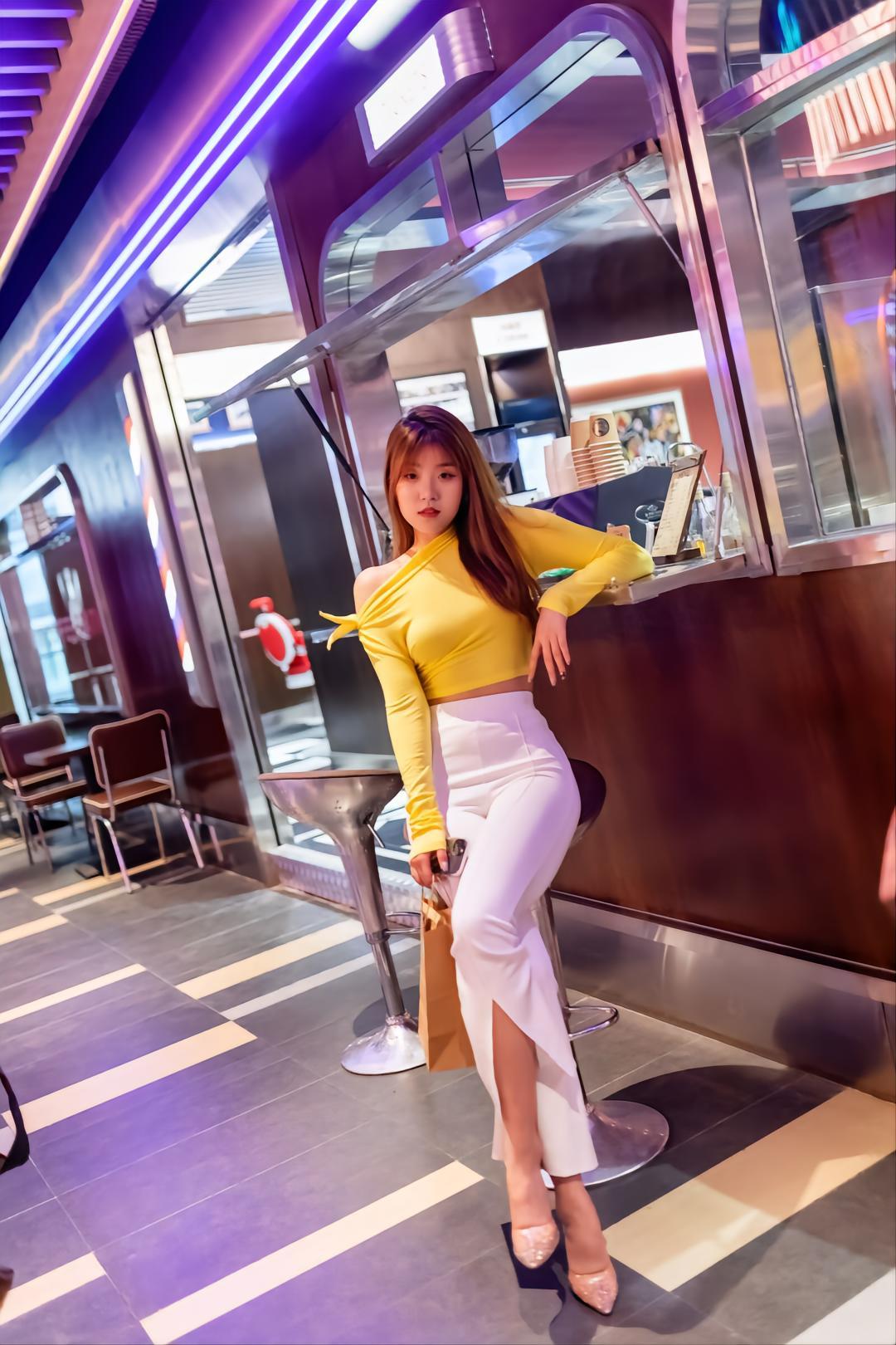 图片[2]-白色紧身牛仔喇叭裤女孩 J1568 428P2V-19.6GB-灰麻雀