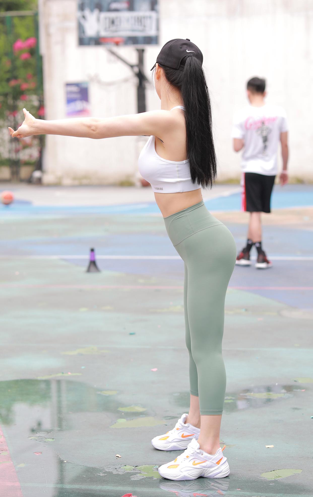 图片[1]-打扮很休闲的瑜伽裤女孩 J1600 415P3V-10.4GB-灰麻雀
