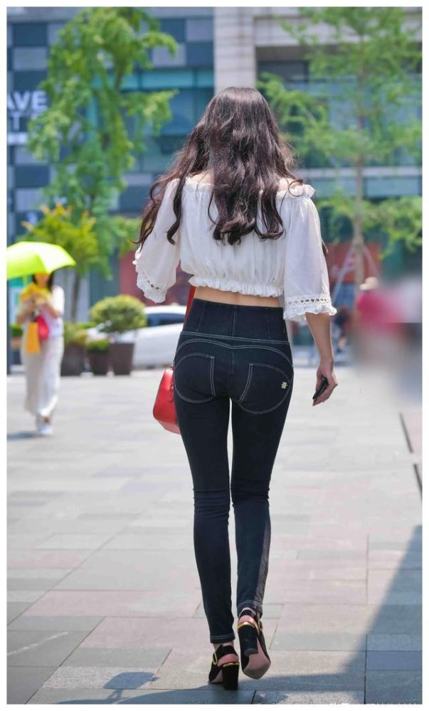 紧身牛仔裤卷发姑娘 J1726 103P-2.28GB-灰麻雀