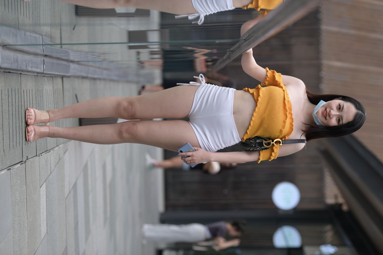 图片[2]-高腰白色短裤的漂亮女孩【767P】00065-灰麻雀