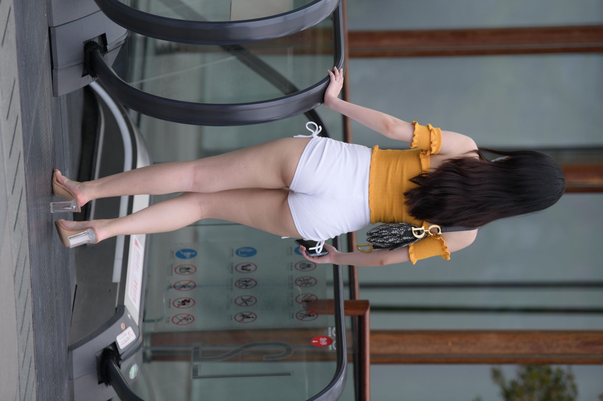 图片[3]-高腰白色短裤的漂亮女孩【767P】00065-灰麻雀