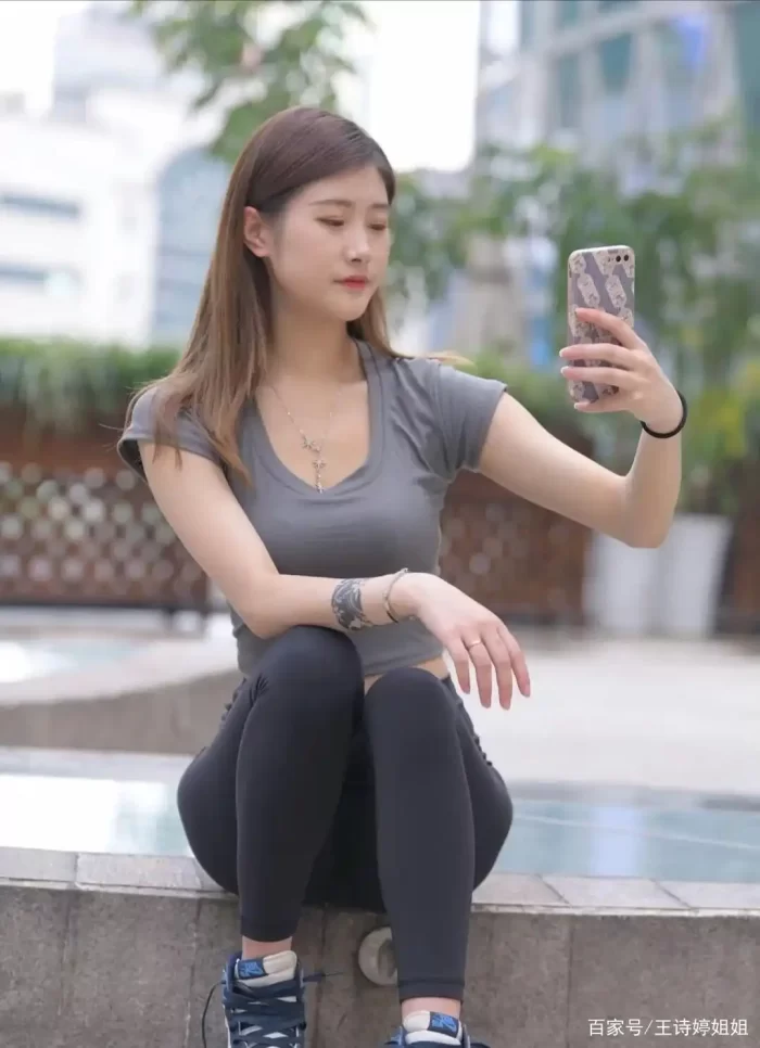 图片[2]-有小虎牙非常甜美的瑜伽裤女孩-灰麻雀