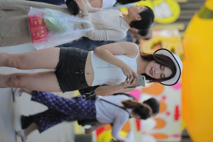 非常时尚阳光的牛仔热裤女孩【808P】00064-灰麻雀