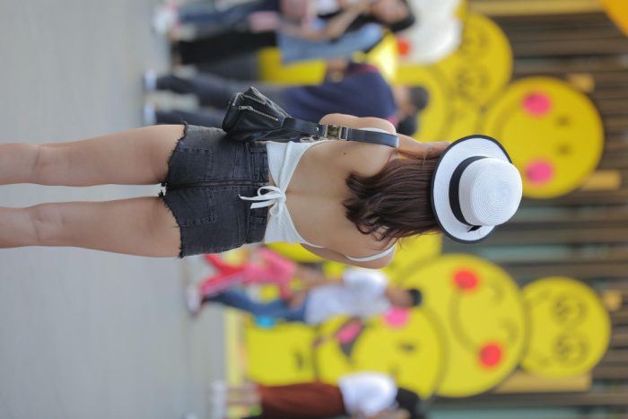 非常时尚阳光的牛仔热裤女孩【808P】00064-灰麻雀