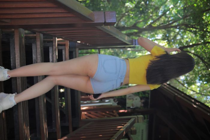 在户外散心的紧身牛仔短裤女孩【536P】00048-灰麻雀