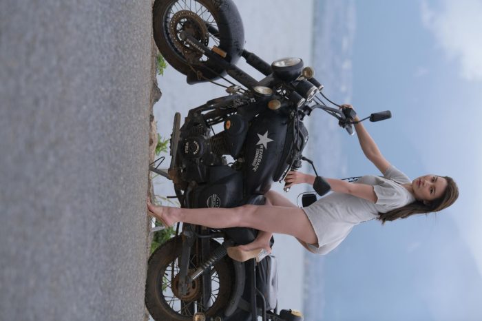 阴雨天在海边骑车的长发女人【156P】00044-灰麻雀