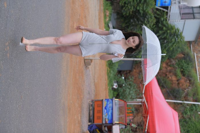 阴雨天在海边骑车的长发女人【156P】00044-灰麻雀