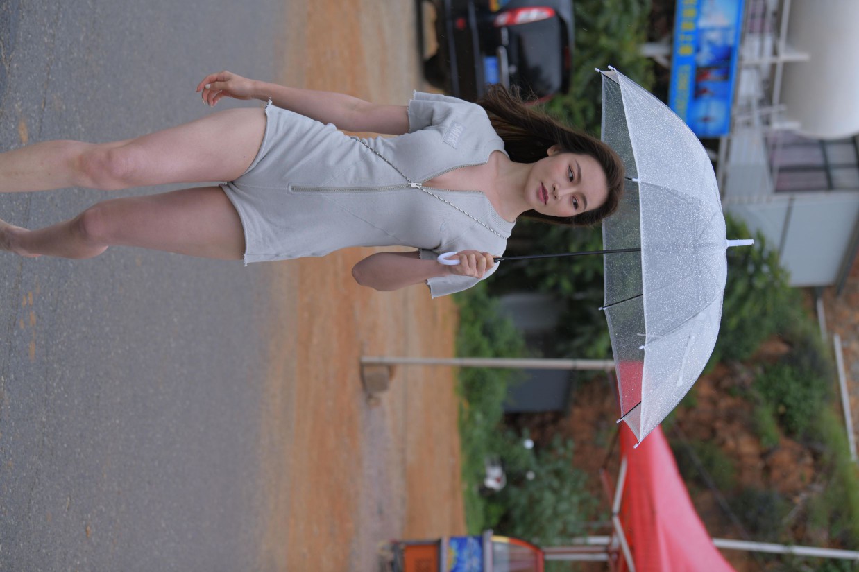 图片[5]-阴雨天在海边骑车的长发女人【156P】00044-灰麻雀
