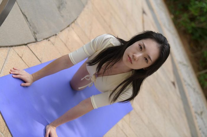 游泳池旁边的比基尼女生【327P】00042-灰麻雀