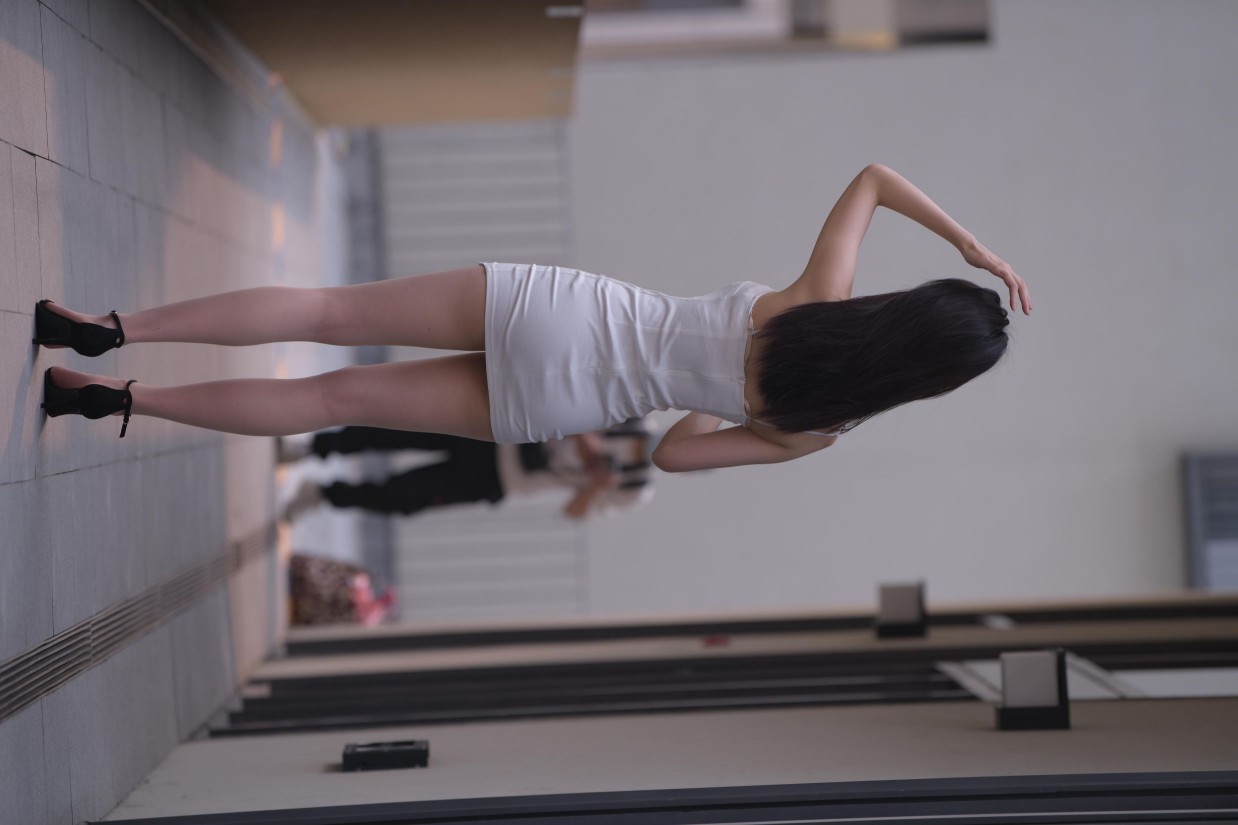 图片[4]-长发女孩紧身短裙特别显身材【245P】00040-灰麻雀