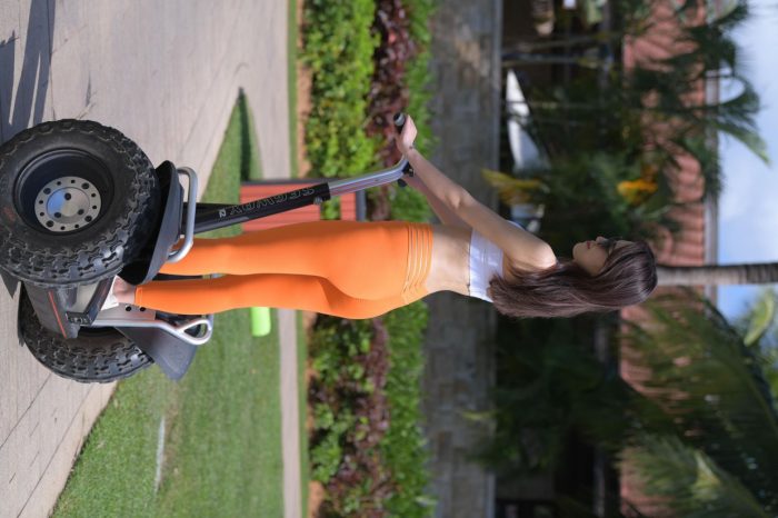 骑着平衡车的橘黄色瑜伽裤妹妹【620P】00054-灰麻雀