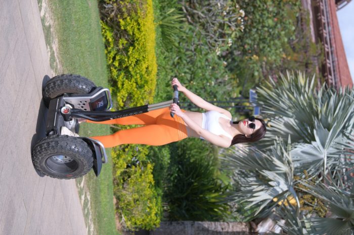 骑着平衡车的橘黄色瑜伽裤妹妹【620P】00054-灰麻雀