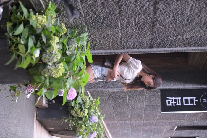 戴太阳镜的牛仔短裤紧身牛仔MM【167P】00021-灰麻雀