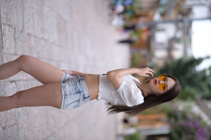 戴太阳镜的牛仔短裤紧身牛仔MM【167P】00021-灰麻雀