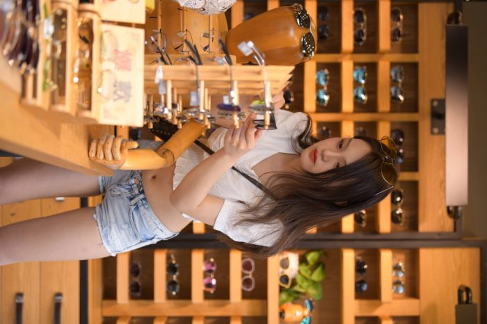 头戴花环的南方姑娘身穿紧身牛仔短裤【161P】00028-灰麻雀