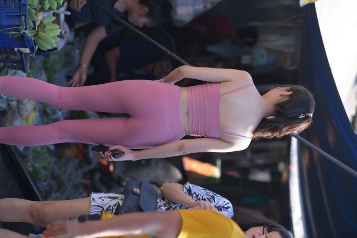 粉色的甜美瑜伽裤女孩在逛街【372P】00057-灰麻雀