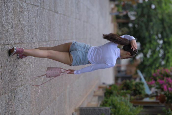 紧身牛仔短裤骑自行车的漂亮女孩【588P】00053-灰麻雀