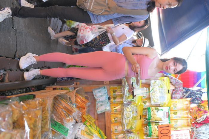 粉色的甜美瑜伽裤女孩在逛街【372P】00057-灰麻雀