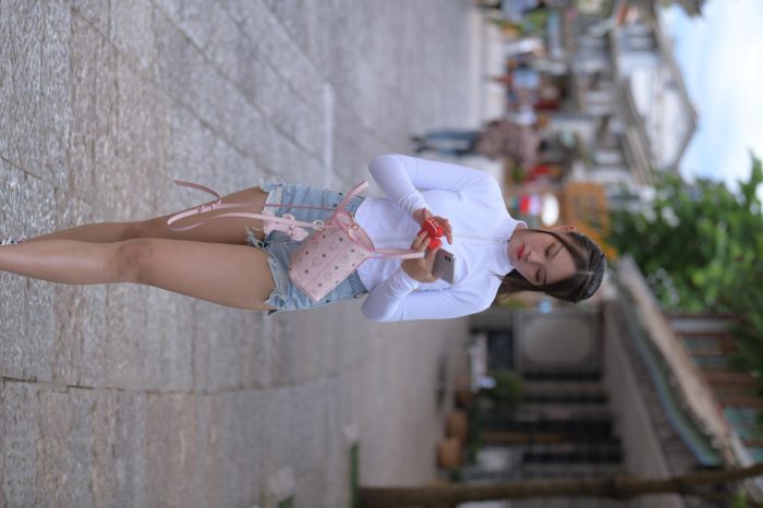 紧身牛仔短裤骑自行车的漂亮女孩【588P】00053-灰麻雀