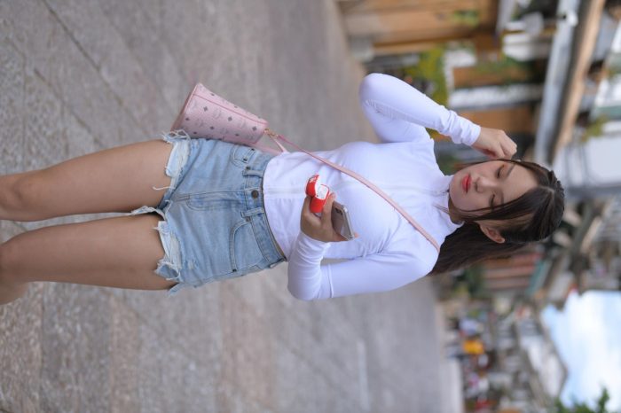 紧身牛仔短裤骑自行车的漂亮女孩【588P】00053-灰麻雀