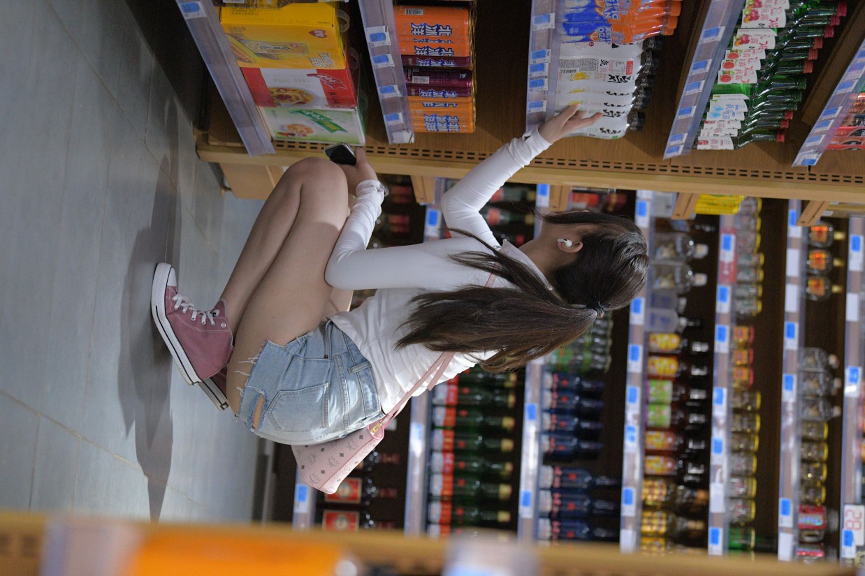 图片[5]-紧身牛仔短裤骑自行车的漂亮女孩【588P】00053-灰麻雀