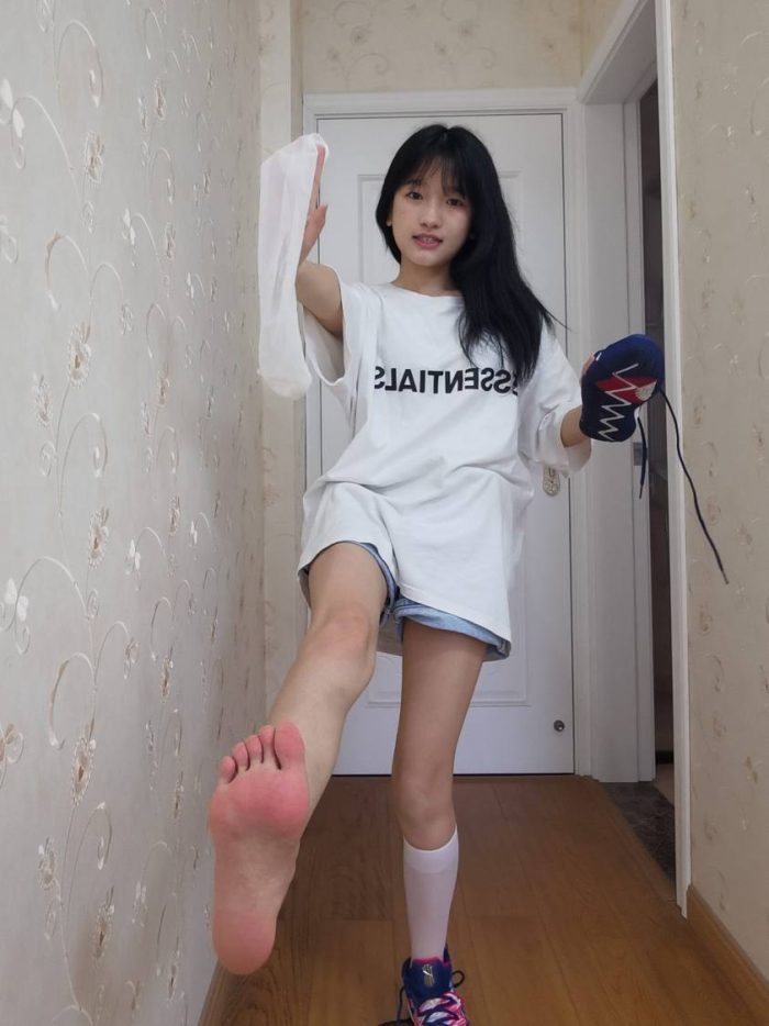 调皮的白袜女孩【149P】20017-灰麻雀