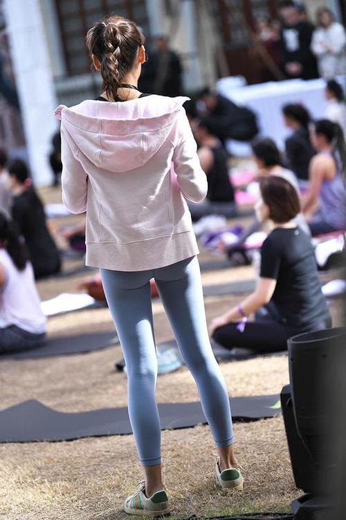 图片[2]-在广场看热闹的瑜伽裤女人-灰麻雀