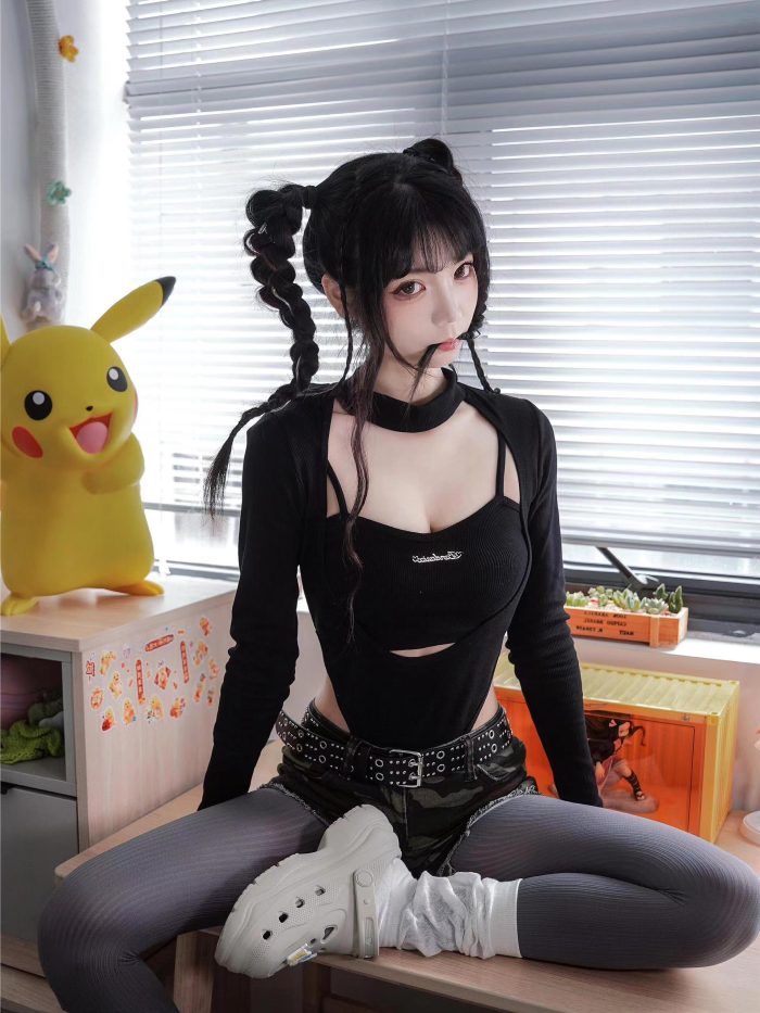 牛仔热裤+灰丝姑娘玩自拍-灰麻雀