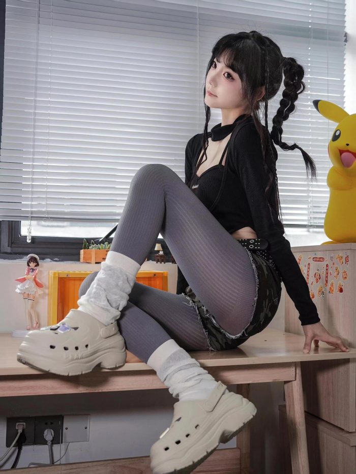 牛仔热裤+灰丝姑娘玩自拍-灰麻雀